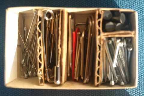 Survival-Schachtel mit Nägeln, Büroklammern, Sicherheitsnadeln und Stecknadeln