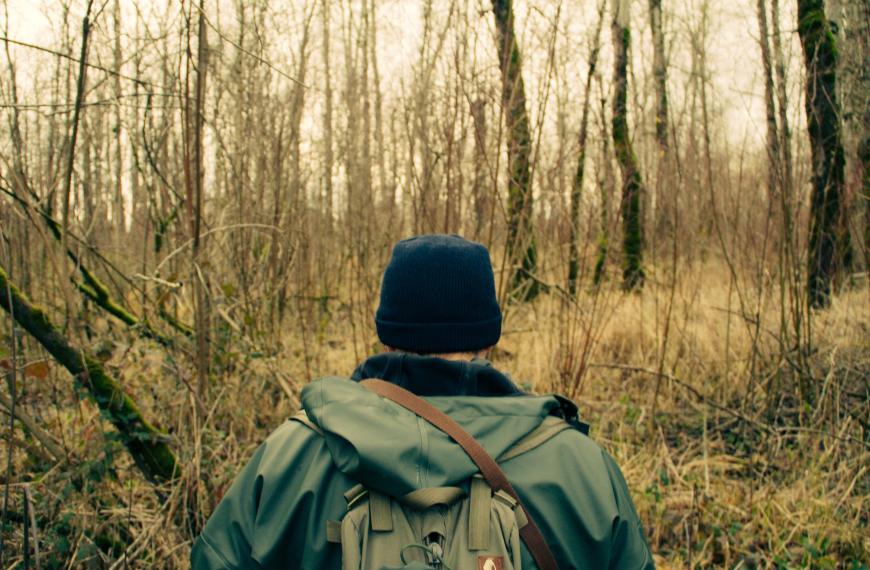Survival-Outdoor: Mann geht in den Wald