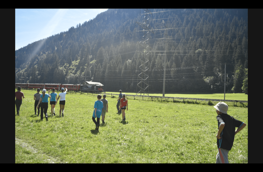 Teilnehmer*innen auf dem Lagerplatz