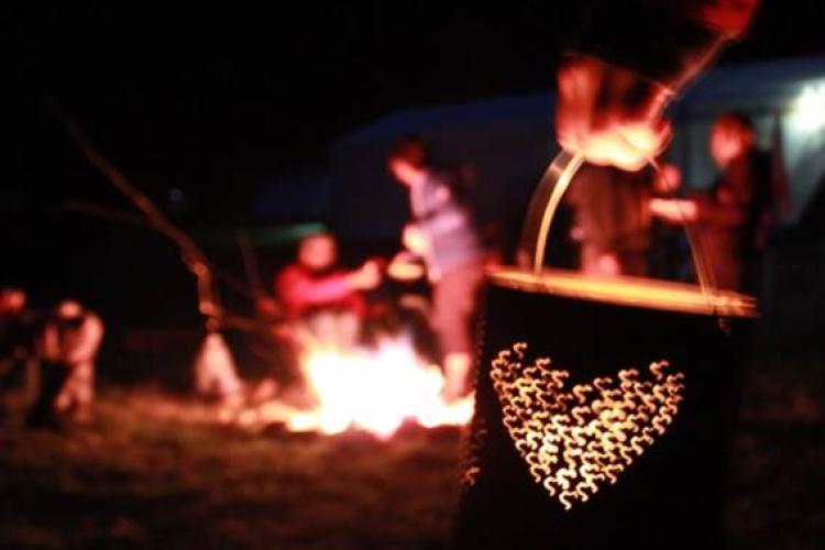 Laternen aus Dosen am Lagerfeuer