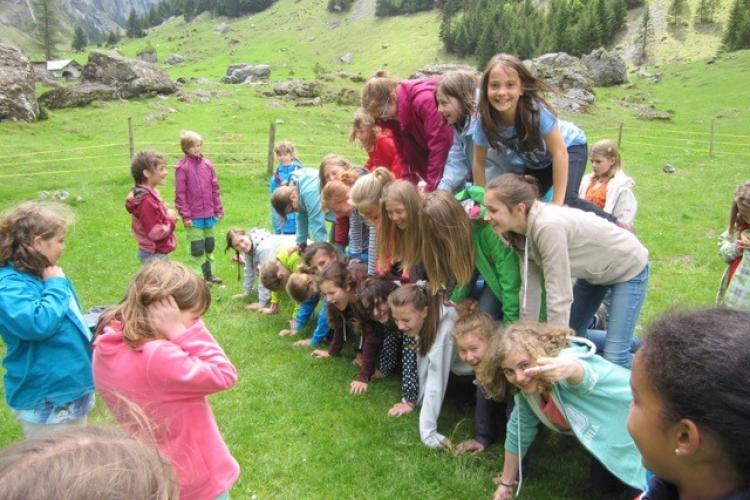 Teilnehmer*innen bilden beim Bauernspiel eine Pyramide