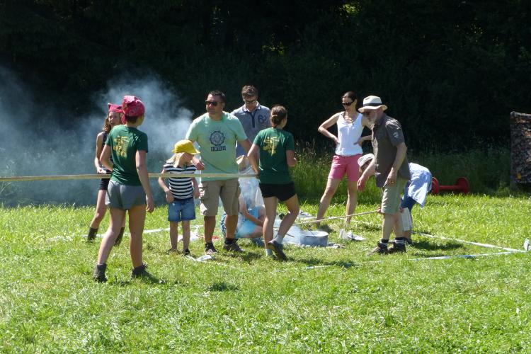 Nachhaltiges Kochen in der Gruppe: Popcorn am Lagerfeuer beim Popcorn-Spiel