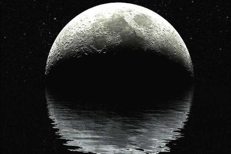 Geländespiel-Symbolbild mit einem riesigen Mond, der sich in Wasser spiegelt.