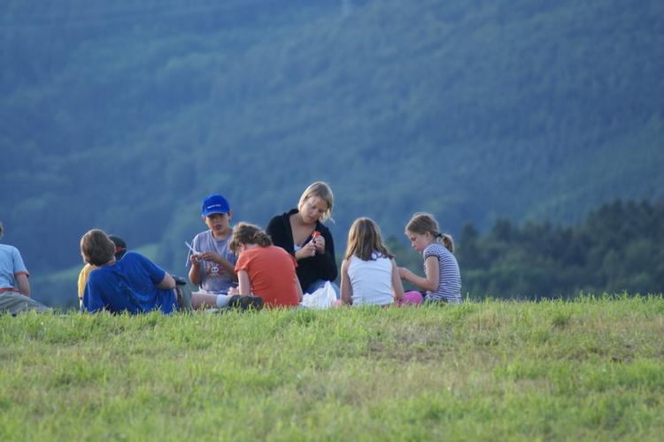 Gruppenstille mit 7 Teilnehmer*innen auf einer Wiese