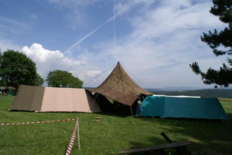 Camp mit Sarasani und Firstzelten auf dem Lagerplatz Hallau.