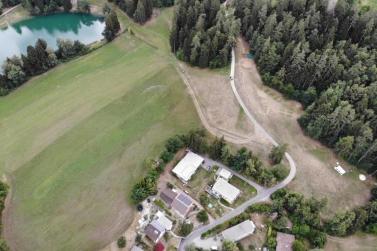 Lagerplatz aus der Vogelperspektive (mit einer Drone aufgenommenenes Foto)