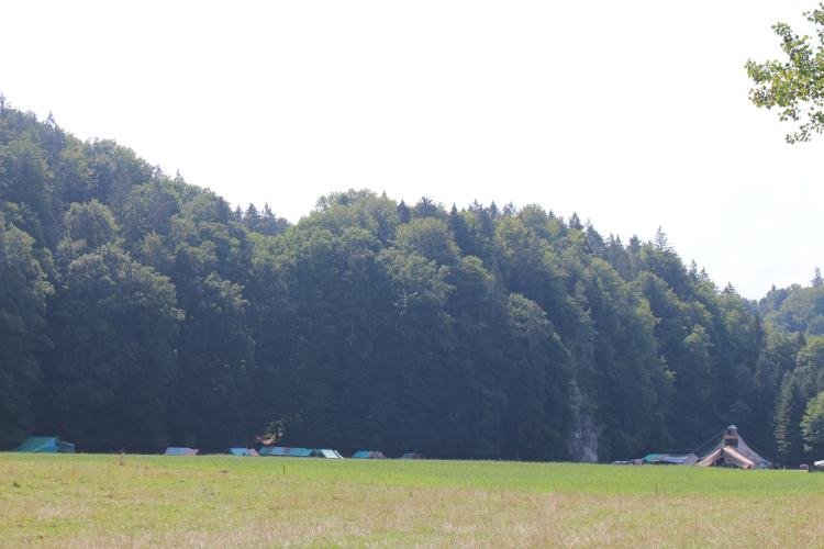 Lagerplatz Sense mit Zelten von der Ferne her gesehen