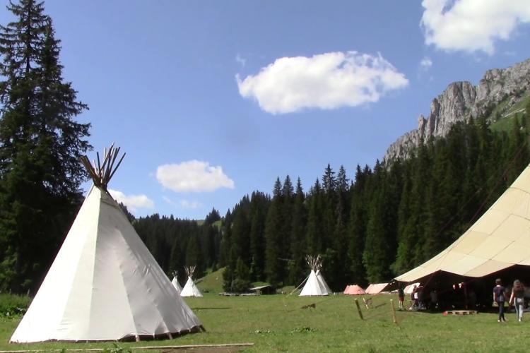 Sarasani und Tipi auf dem Lagerplatz