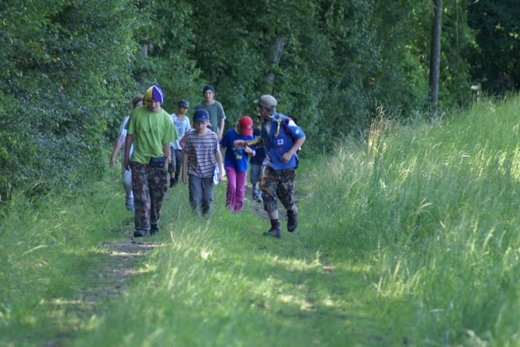 Jungschargruppe beim Postenlauf