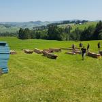 Die Lagerplatz-Wiese mit Materialien für den Lagerbau