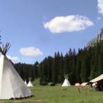 Sarasani und Tipi auf dem Lagerplatz